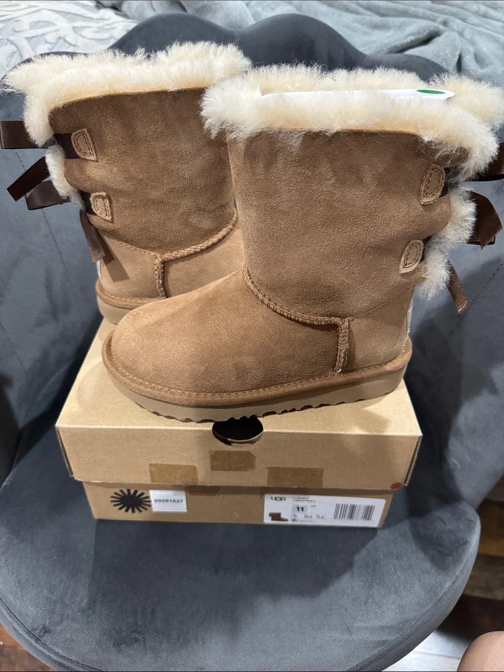 UGG Bailey Bow II Chestnut Boots Kids Size 11 Excellent Condition w/ Box
